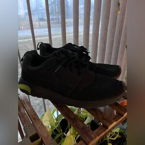 Nike Roshe Women’s Black Sneakers